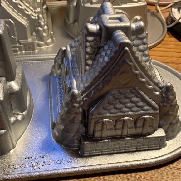 Nordic Ware non-stick Gingerbread/enchanted house - Picture 13 of 16